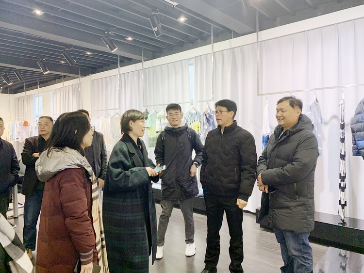 中國紡織品進出口商會、海安市商務局領導一行來訪華藝調研.jpg